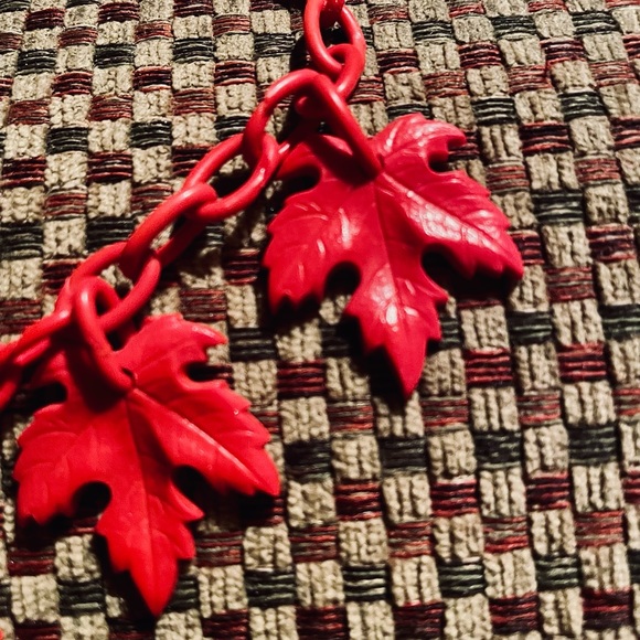 Vintage celluloid? Red leaf necklace with toggle clasp. - Picture 5 of 8